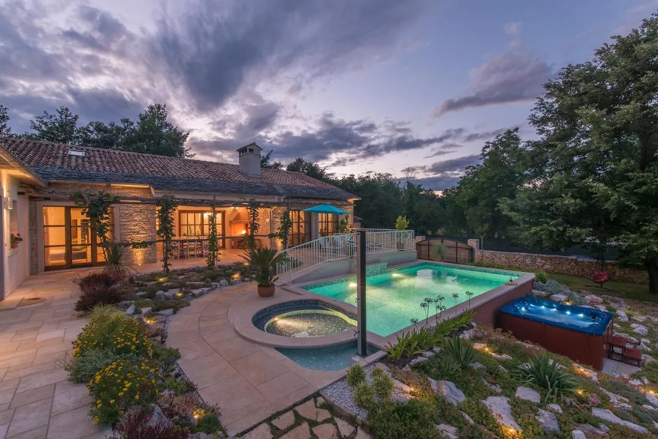 Family Villa Lipica With Private Pool And Jacuzzi 帕津