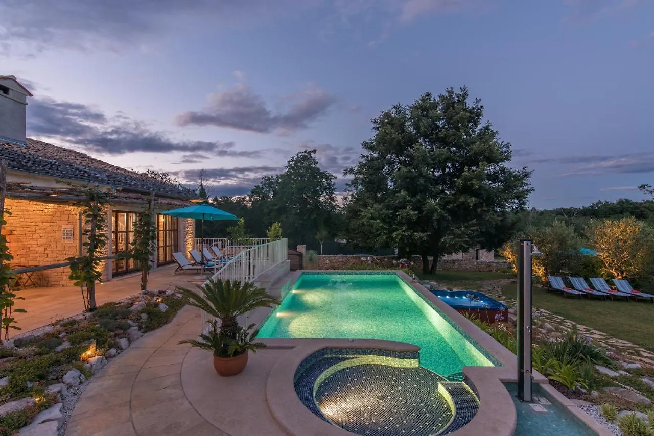 Family Villa Lipica With Private Pool And Jacuzzi 帕津