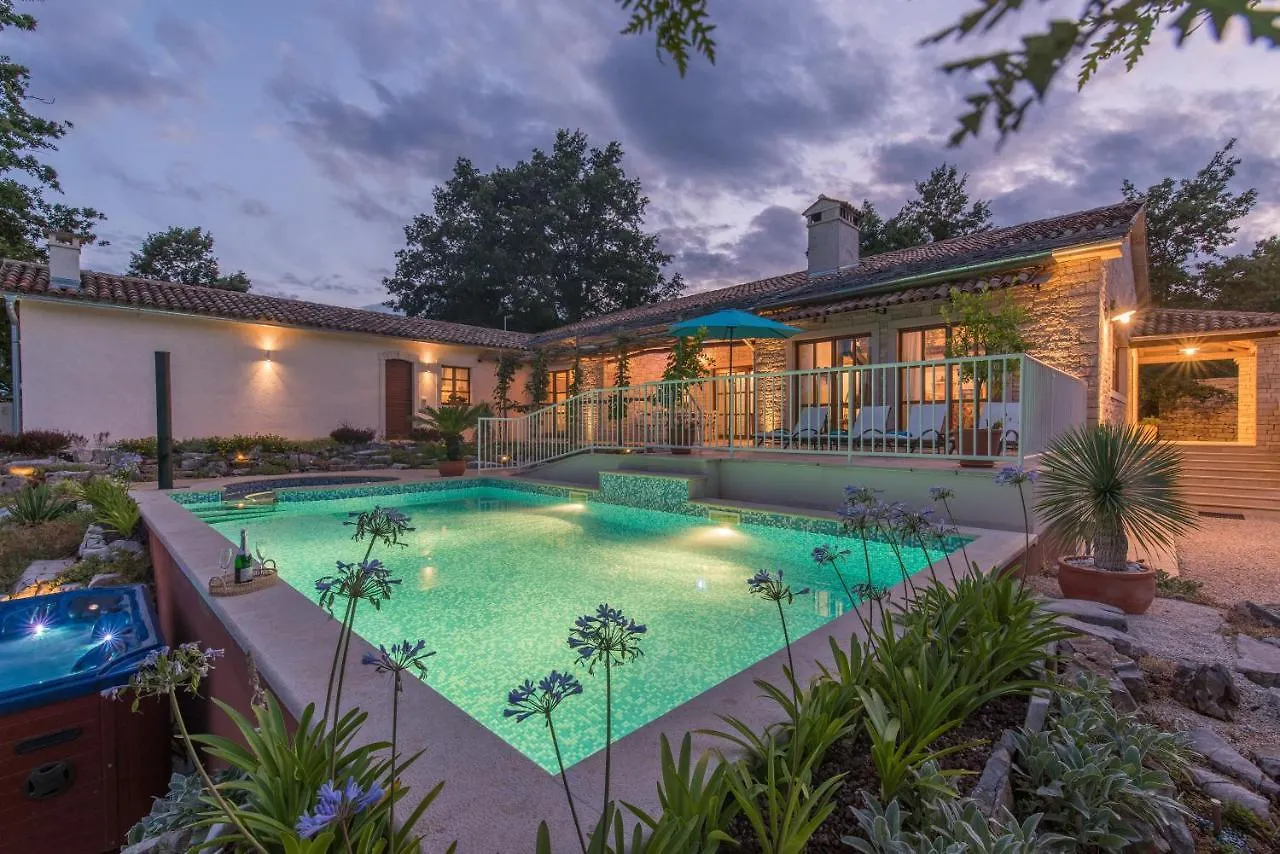 Family Villa Lipica With Private Pool And Jacuzzi 帕津