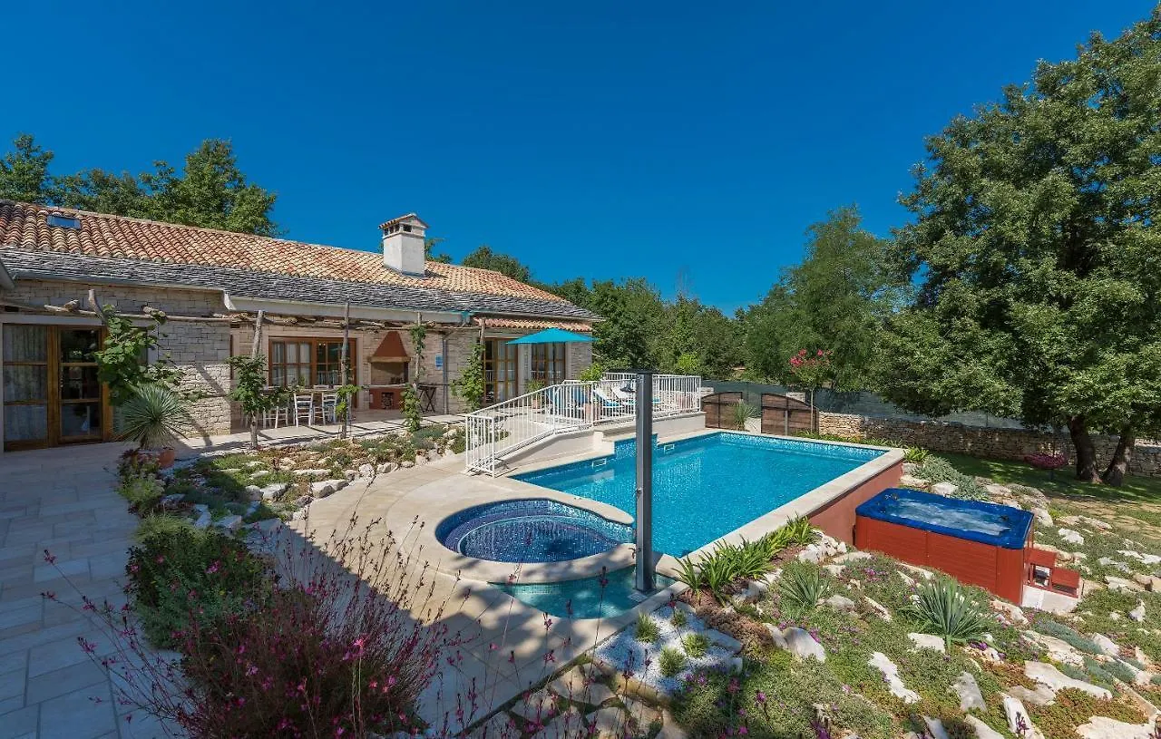 Family Villa Lipica With Private Pool And Jacuzzi 帕津 克罗地亚