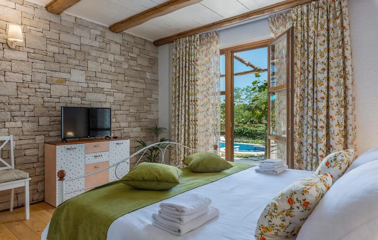 Family Villa Lipica With Private Pool And Jacuzzi 帕津